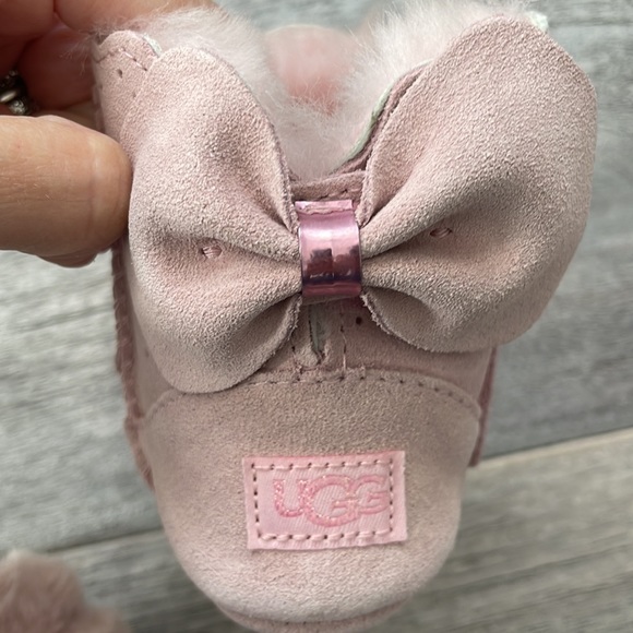 UGG boots with metallic stars and bows on the back - Picture 9 of 11
